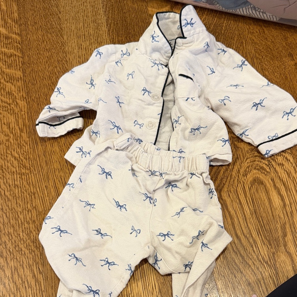 Petite Plume White Baby Two-Piece Set with Blue Bow Print
